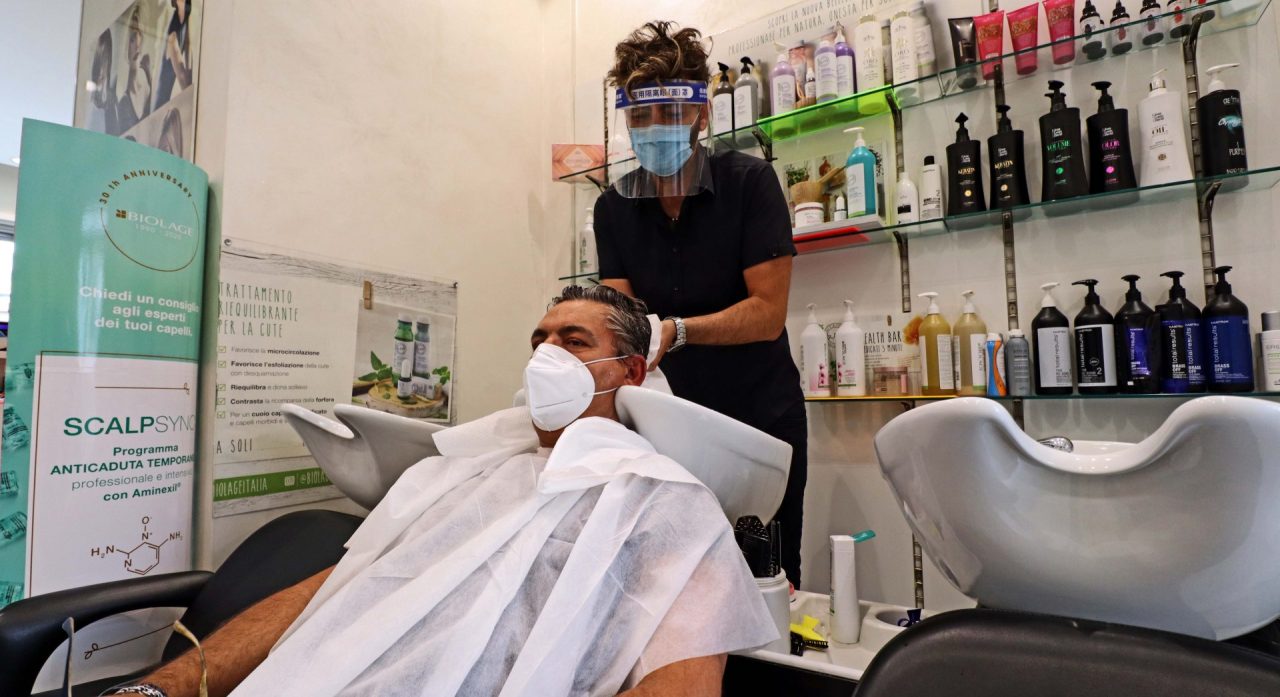 Fase 2, il taglio di capelli atteso da inizio emergenza. Ecco come si svolge IL VIDEO