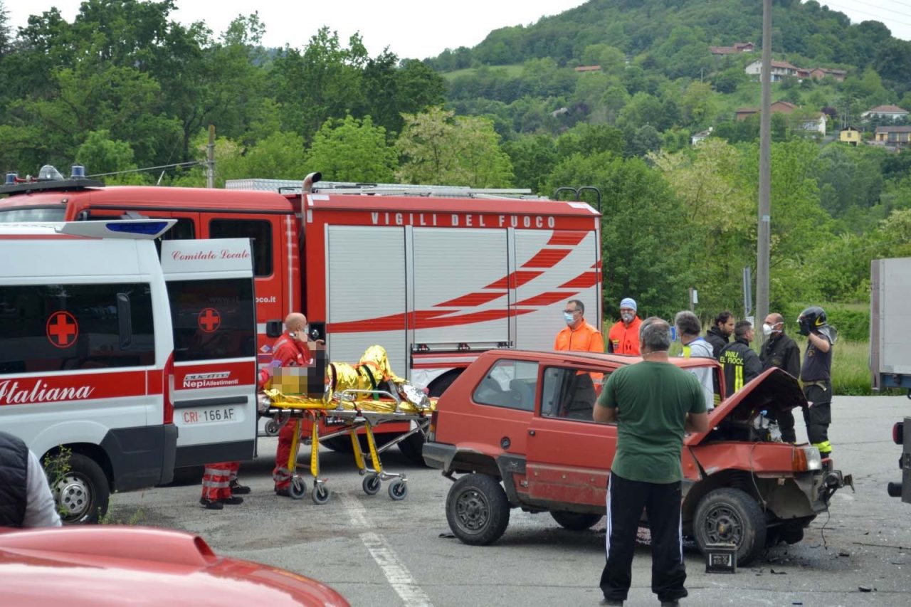 Auto contro camion: i soccorritori che sono intervenuti per salvare l'uomo intrappolato nelle lamiere