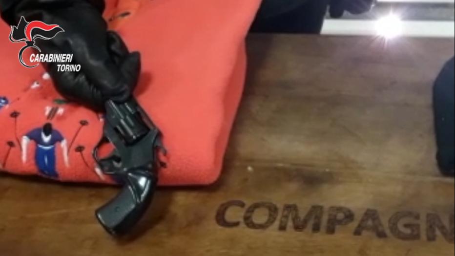 La pistola finta utilizzata dal rapinatore che colpiva le donne sole tra Pinerolo e Pinasca