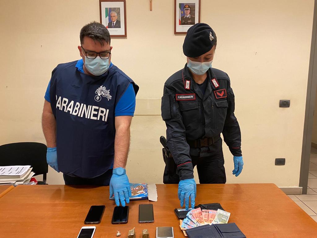 I cellulari, le dosi e i soldi che i Carabinieri hanno trovato addosso alla banda di pusher di Torino
