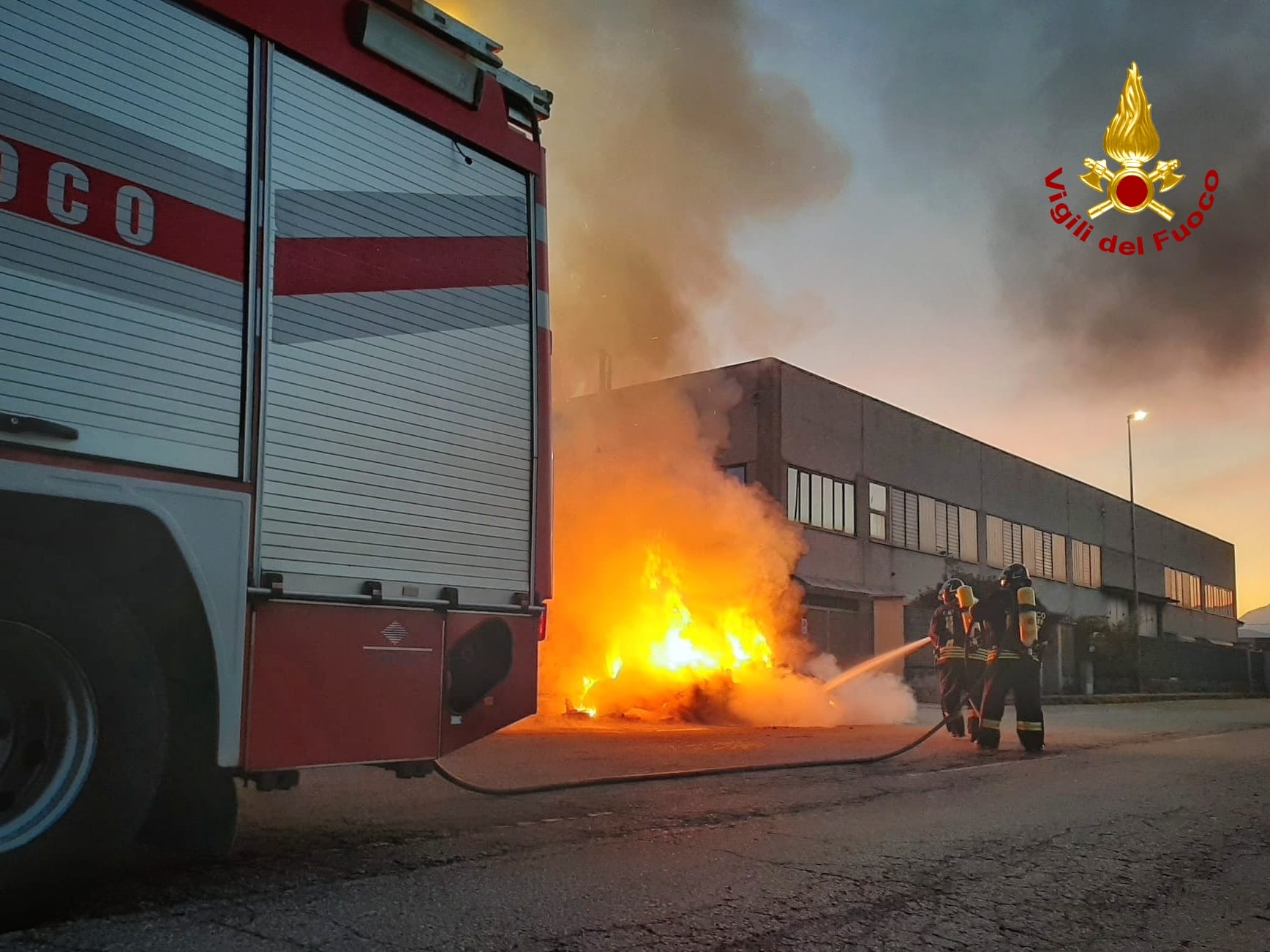 L'incendio dell'auto nella zona industriale di Volvera
