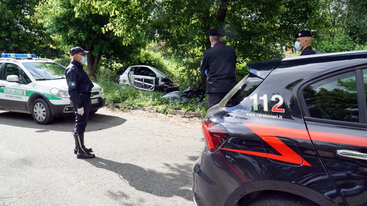 Auto rubata nella discarica abusiva, l’intervento delle Forze dell’Ordine