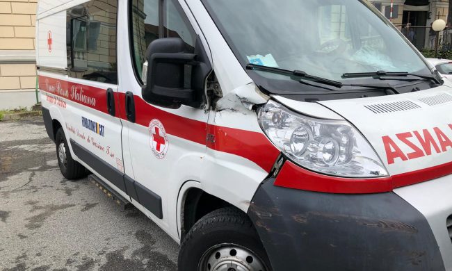 Precipita un’ambulanza dalla rampa dell’ospedale di Chivasso