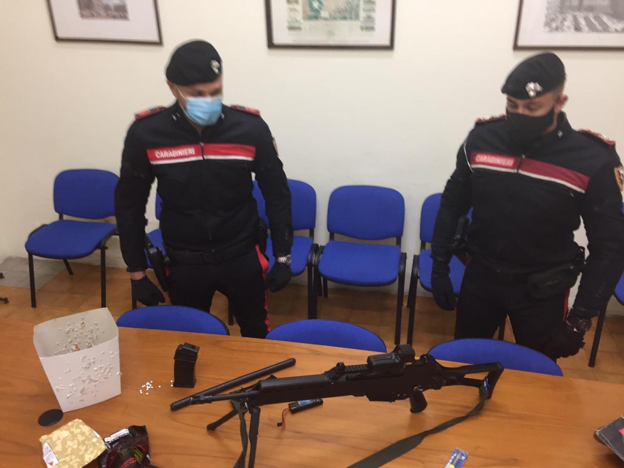 Aggredisce la vicina di casa con in fucile da softair, arrestato dai carabinieri VIDEO