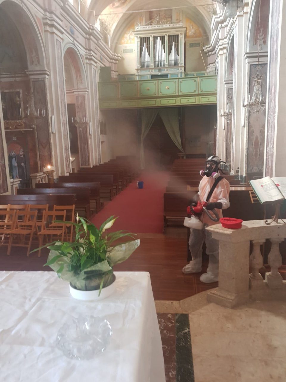 Sanificata la chiesa di Cinzano. LE FOTO