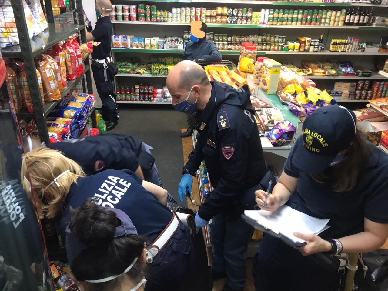 Prodotti scaduti in vendita sugli scaffali di un minimarket