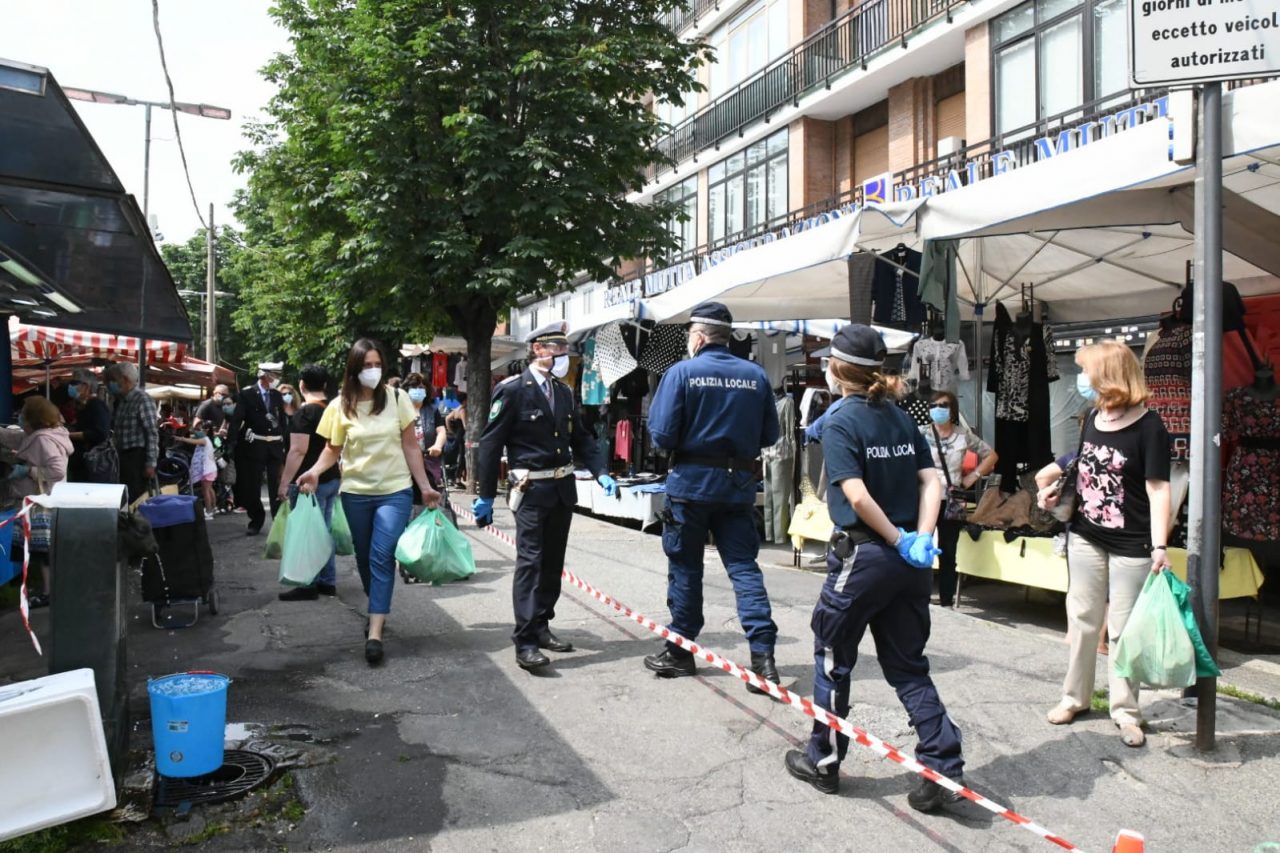 Il mercato riparte con un minuto di silenzio per ricordare le vittime del Covid-19 – VIDEO