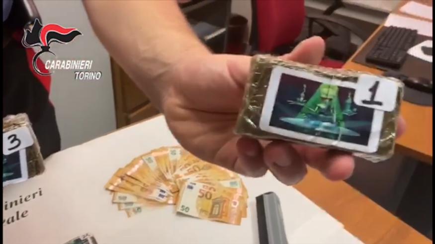 Piazza di spaccio all’incrocio: arrestato lavavetri