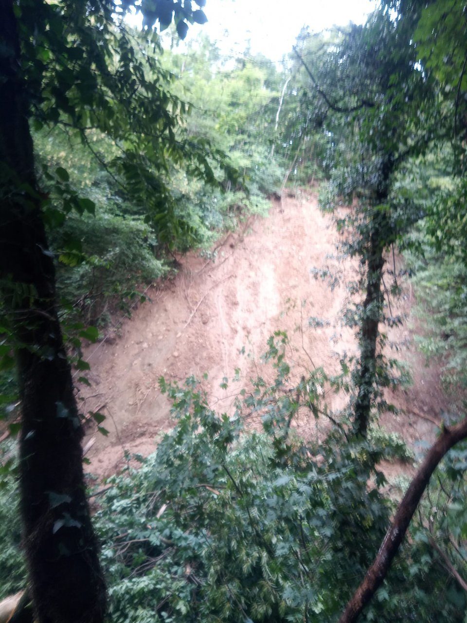 Esondazione in città, ecco la frana