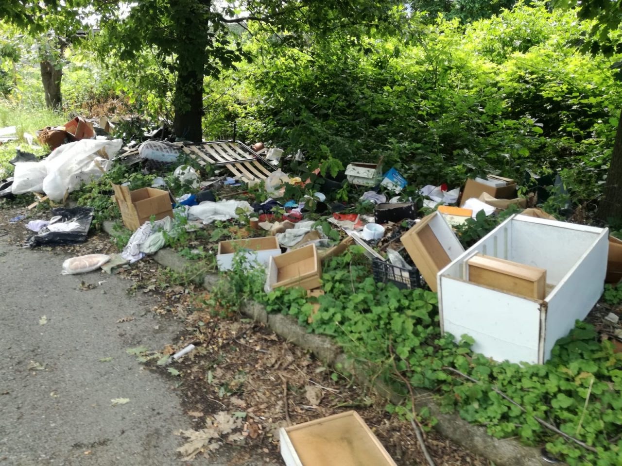 Via Burgo sempre più invasa da discariche a cielo aperto. FOTO