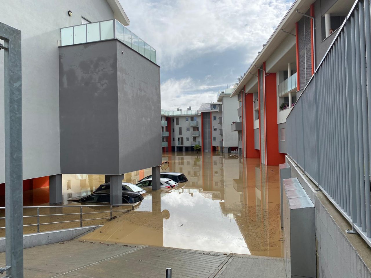 Maltempo, auto sommerse dall’acqua a Sant’Anna, diverse famiglie isolate, ingenti i danni. Foto e Video