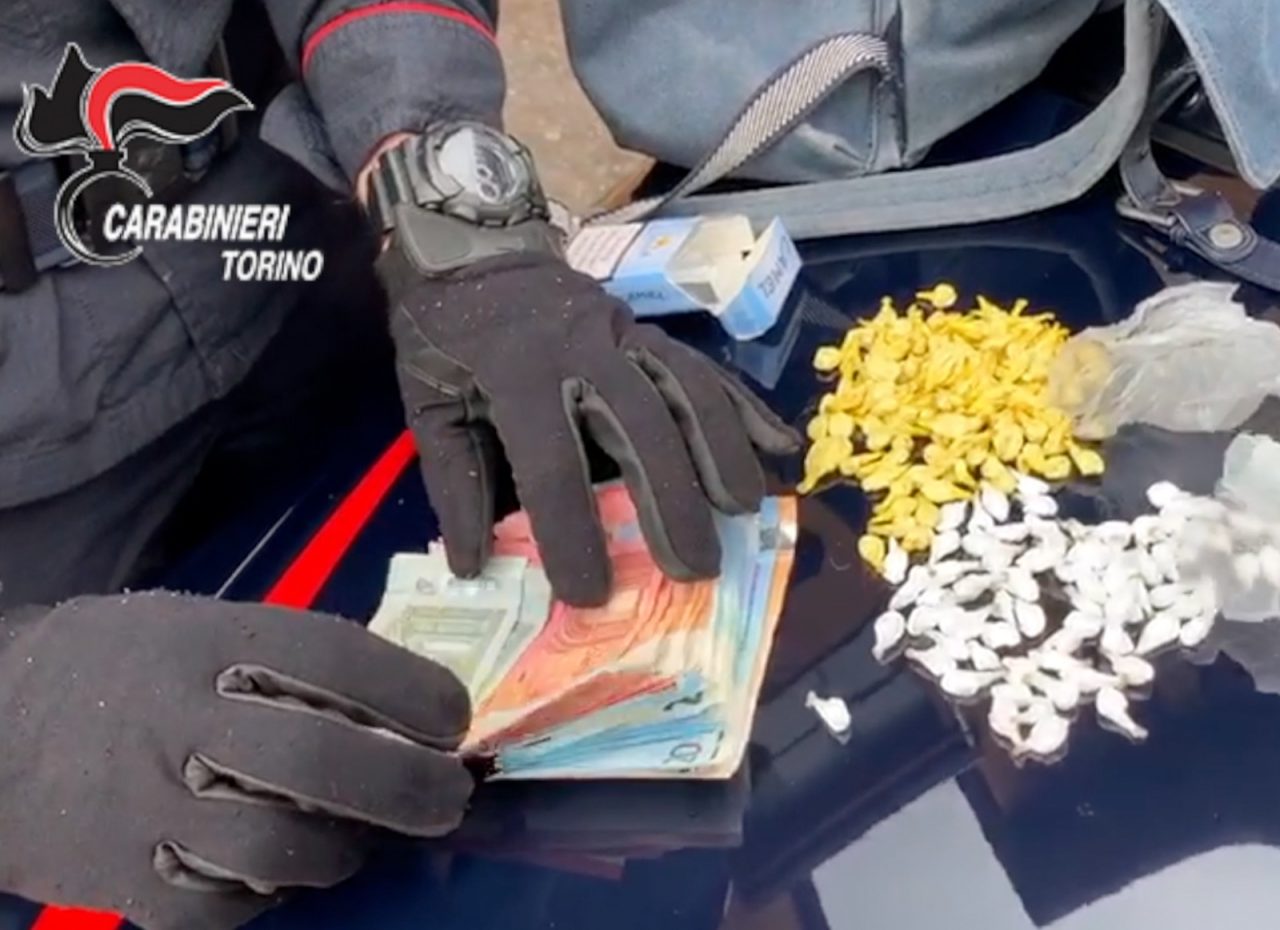 Lanciava dosi di droga ai clienti, arrestato pusher