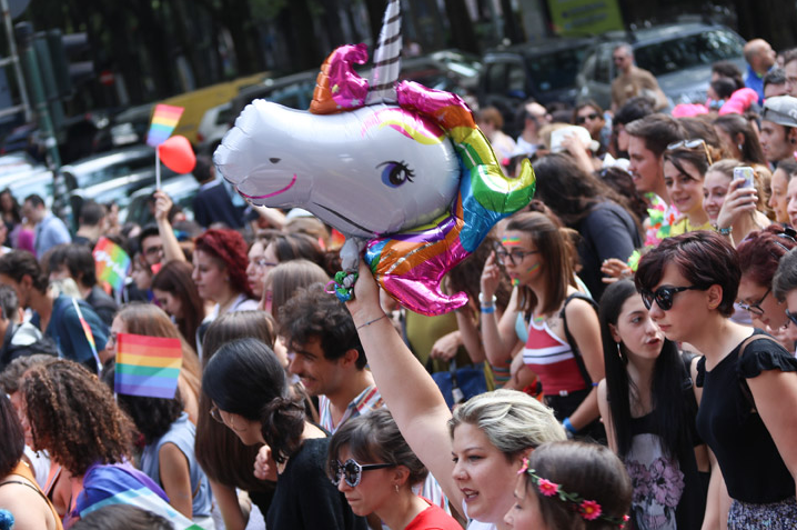 Torino Pride, la Mole diventa “arcobaleno”