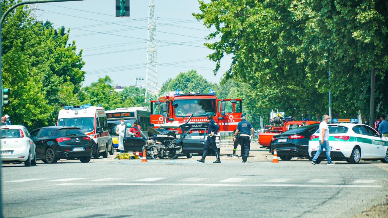 Scontro tra due auto a Torino: morta una donna