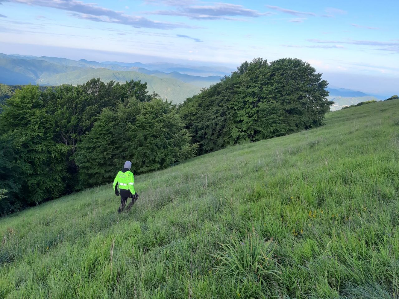 Cade in un burrone e chiama i soccorsi, quando arrivano è morto
