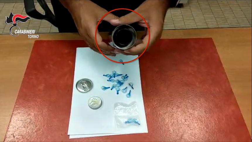 Droga nascosta nelle lattine di bevande, arrestata la banda dei fattorini