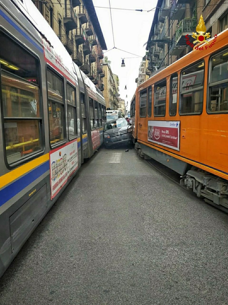 Resta incastrato tra due tram, automobilista illeso – LE FOTO