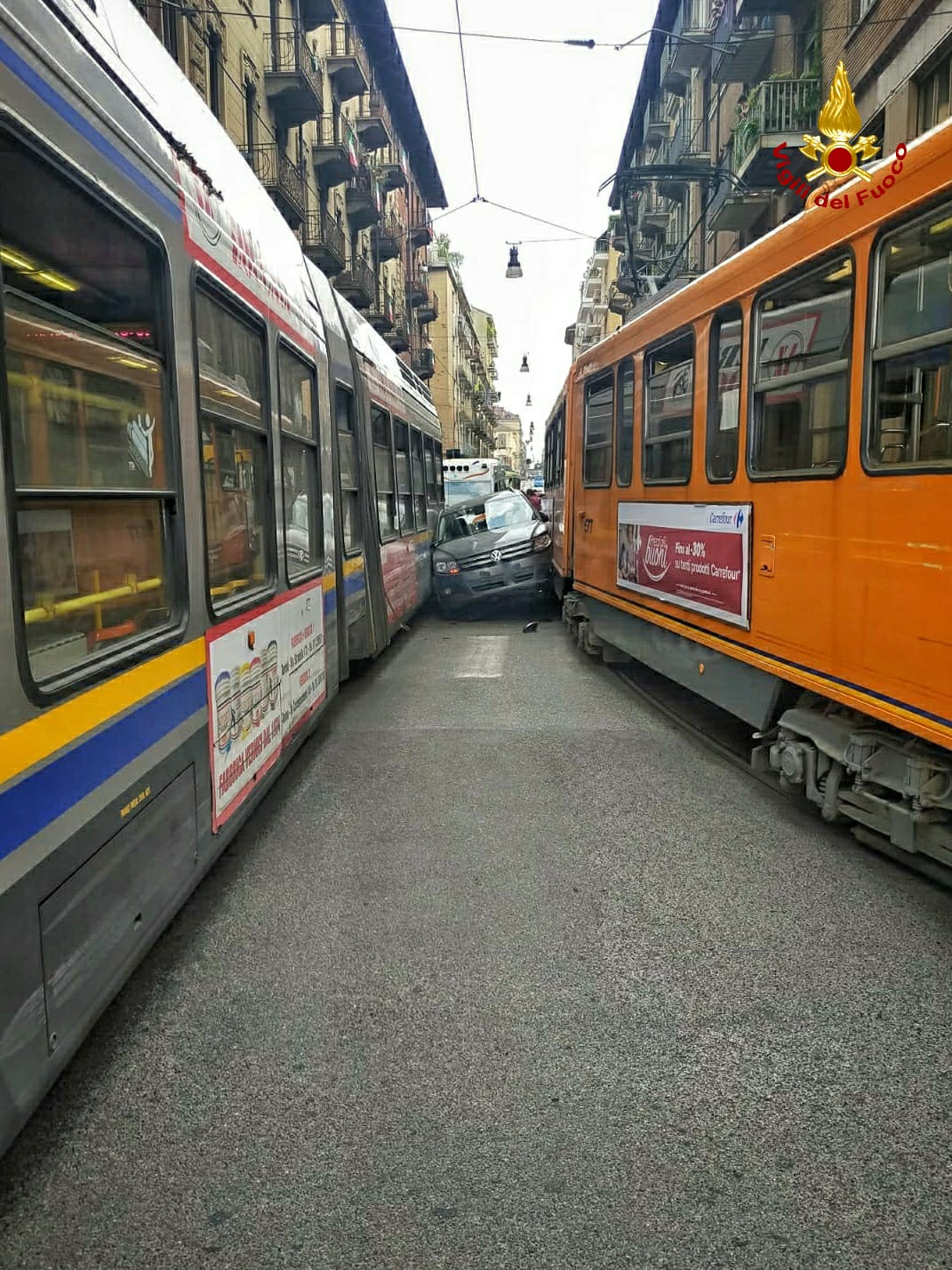 Resta incastrato tra due tram, automobilista illeso. Sul posto i Vigili del Fuoco che hanno estratto il conducente del mezzo e rimosso i veicoli. 