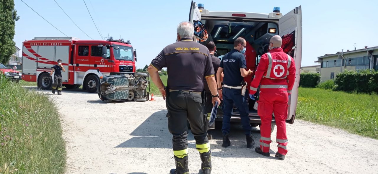 Ape car si ribalta lungo la strada che porta al parco fluviale del Po