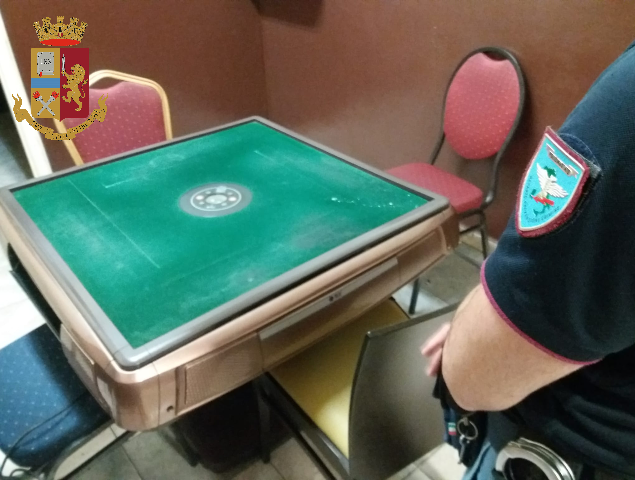 Bisca clandestina in un bar a Torino. Denunciate cinque persone