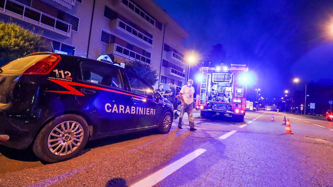 Donna muore nel rogo del suo appartamento, shock in città FOTO