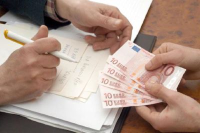Finti vigili rubano oro e 15mila euro in contanti