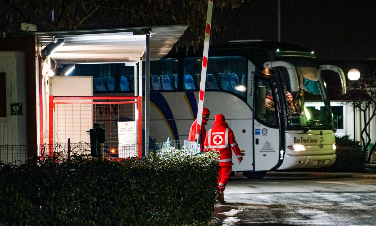 Migranti in quarantena al Centro Fenoglio, è polemica tra Lega e Amministrazione