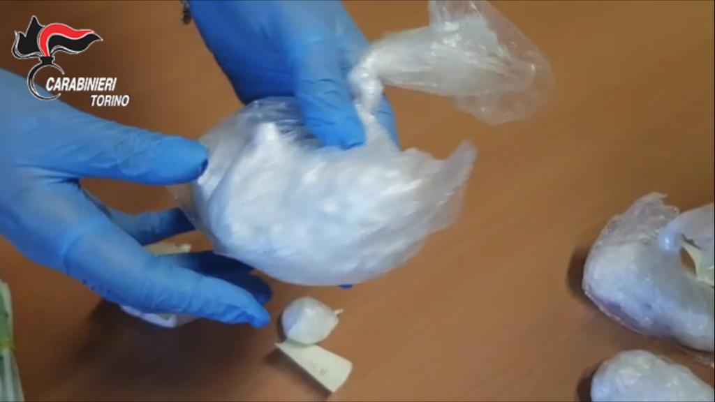 Cocaina nascosta nell’impianto elettrico di un condominio: due in manette