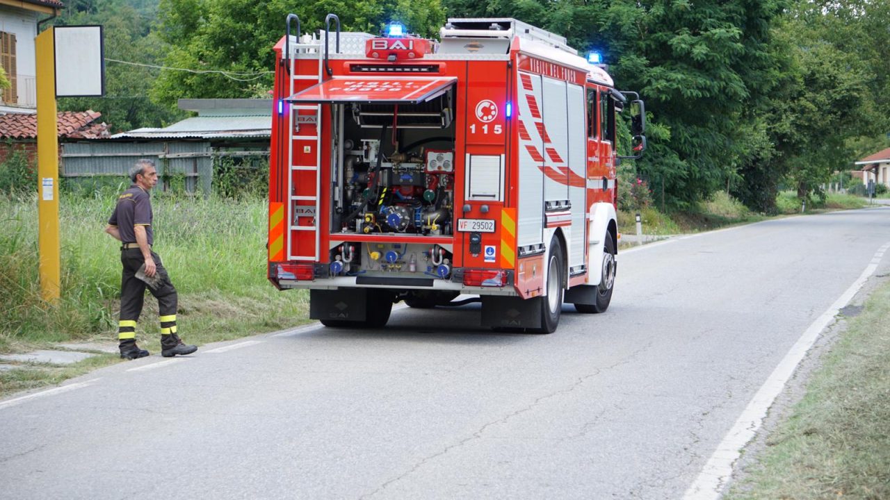 Bruciano macerie, intervengo i Vigili del fuoco