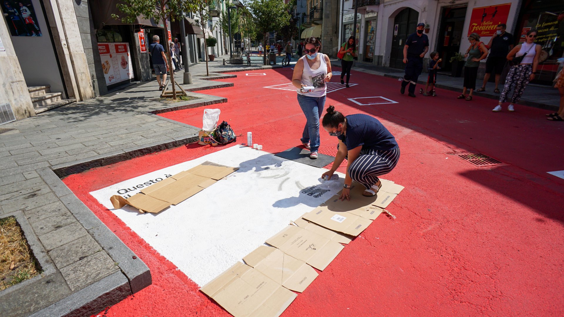 Vandalizzata la nuova pedonale di via Italia, volontari la ripuliscono