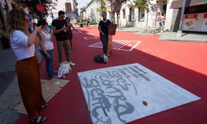 Vandalizzata la nuova pedonale di via Italia, volontari la ripuliscono – FOTO E VIDEO