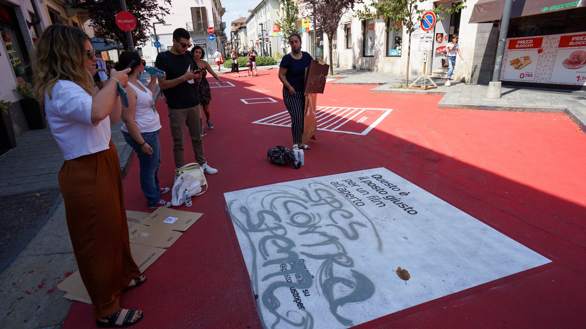 Vandalizzata la nuova pedonale di via Italia. È stata vandalizzata e subito ripulita dai volontari del servizio civile e dei QuokKattivi la nuova isola pedonale di via Italia, a Settimo. 