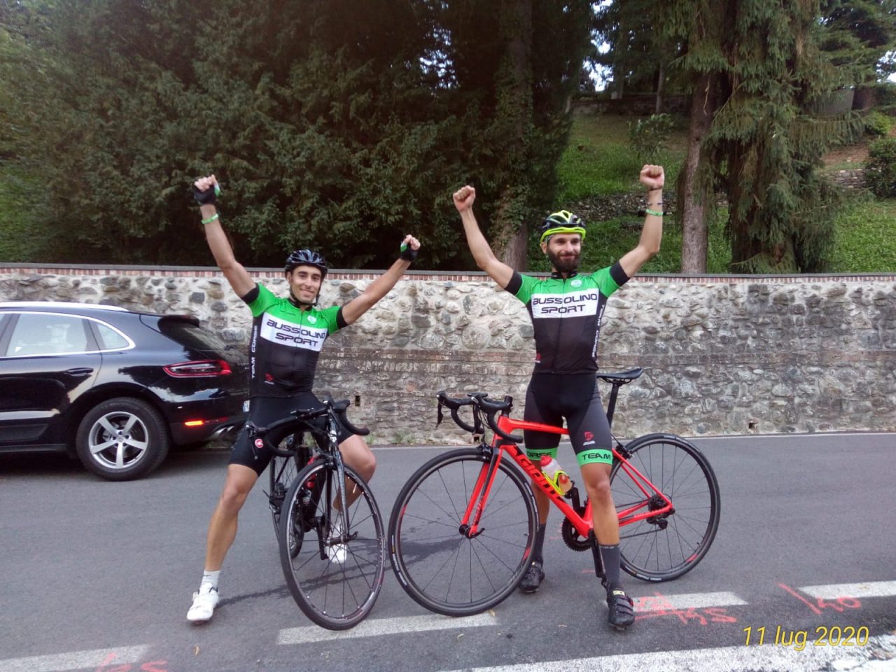 Impresa in bicicletta: percorrono la stessa salita 37 volte fino a raggiungere un dislivello di 8848 metri (l’altezza dell’Everest)