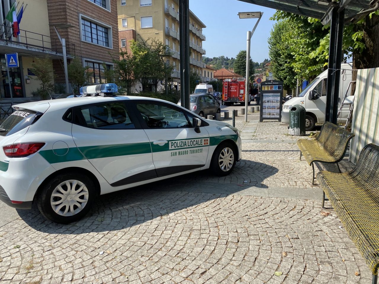 Paura al mercato: principio di incendio a una colonnina elettrica