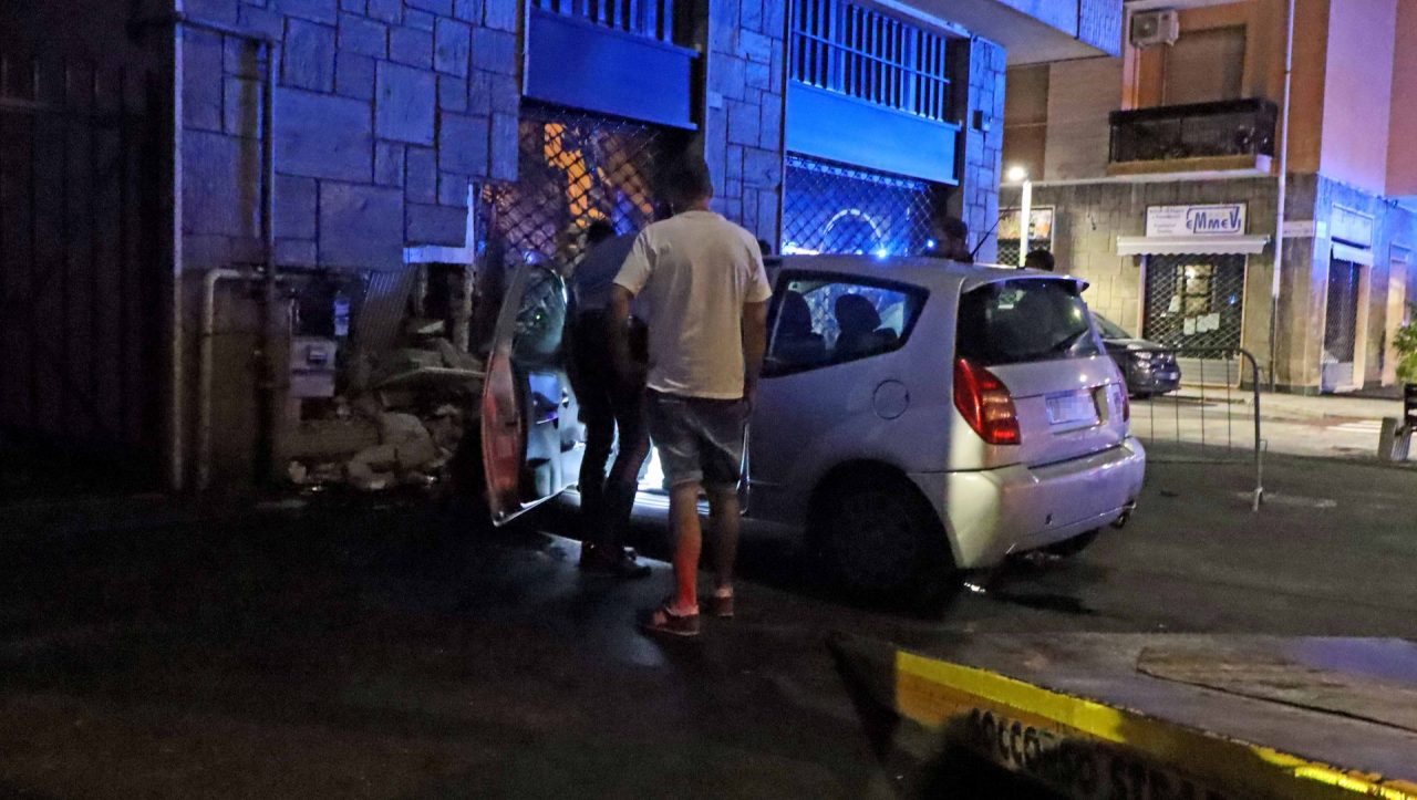 Auto impazzita si schianta contro un palazzo LE FOTO