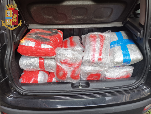 In macchina nascondevano più di 50 chili di droga