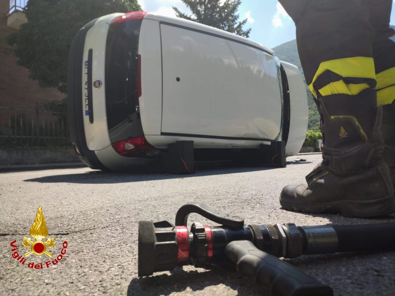 Incidente tra due Fiat Panda, una si ribalta in mezzo alla strada