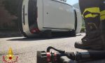 Incidente tra due Fiat Panda, una si ribalta in mezzo alla strada