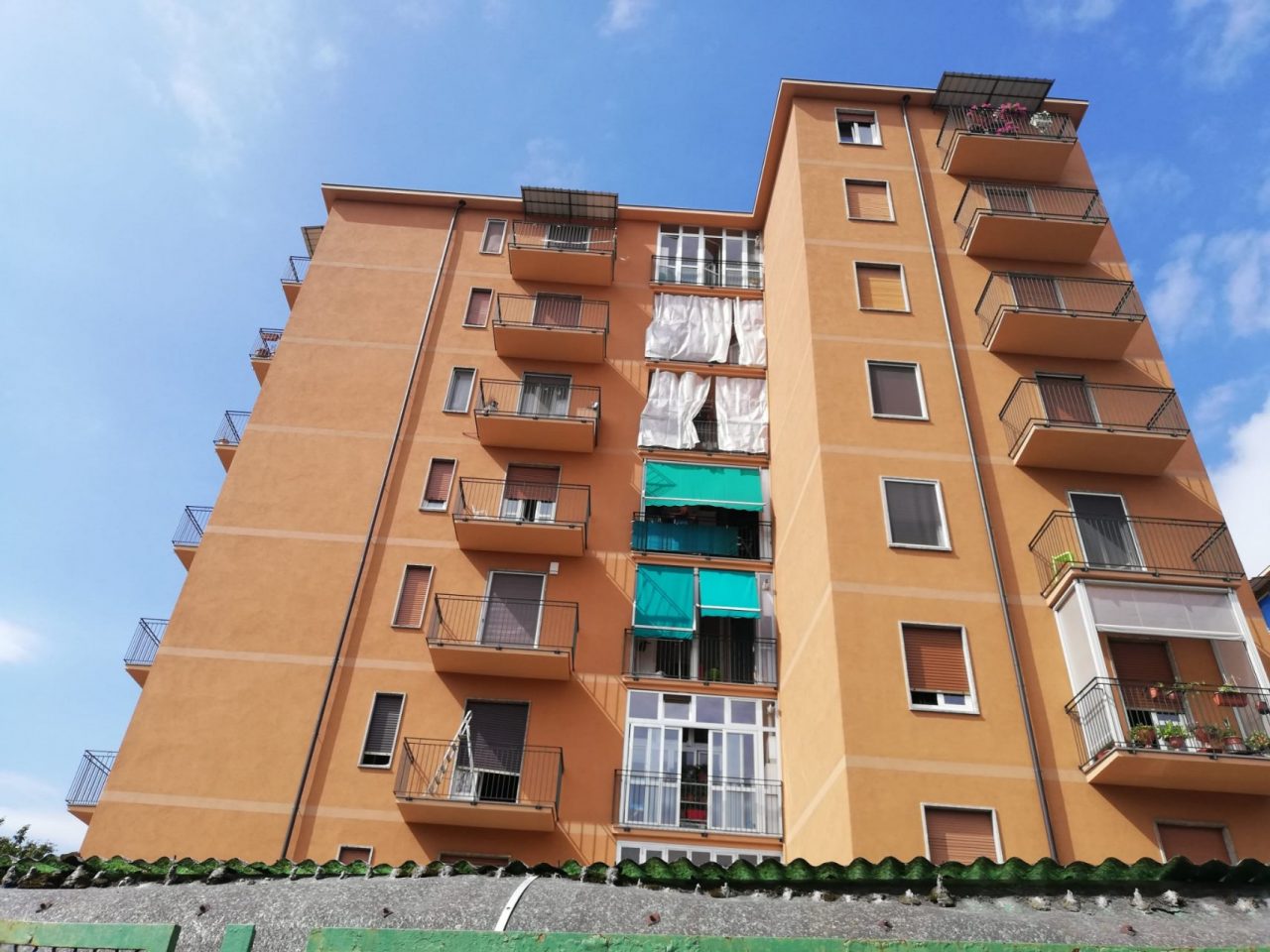 Si lancia dal secondo piano davanti al figlio