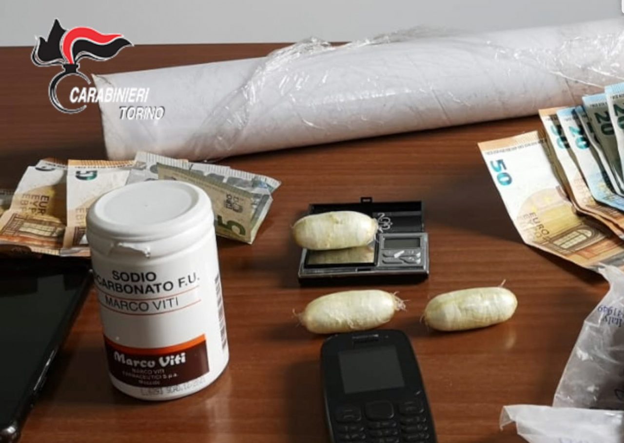 Vede i carabinieri e ingoia gli ovuli con la droga