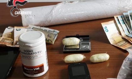 Vede i carabinieri e ingoia gli ovuli con la droga