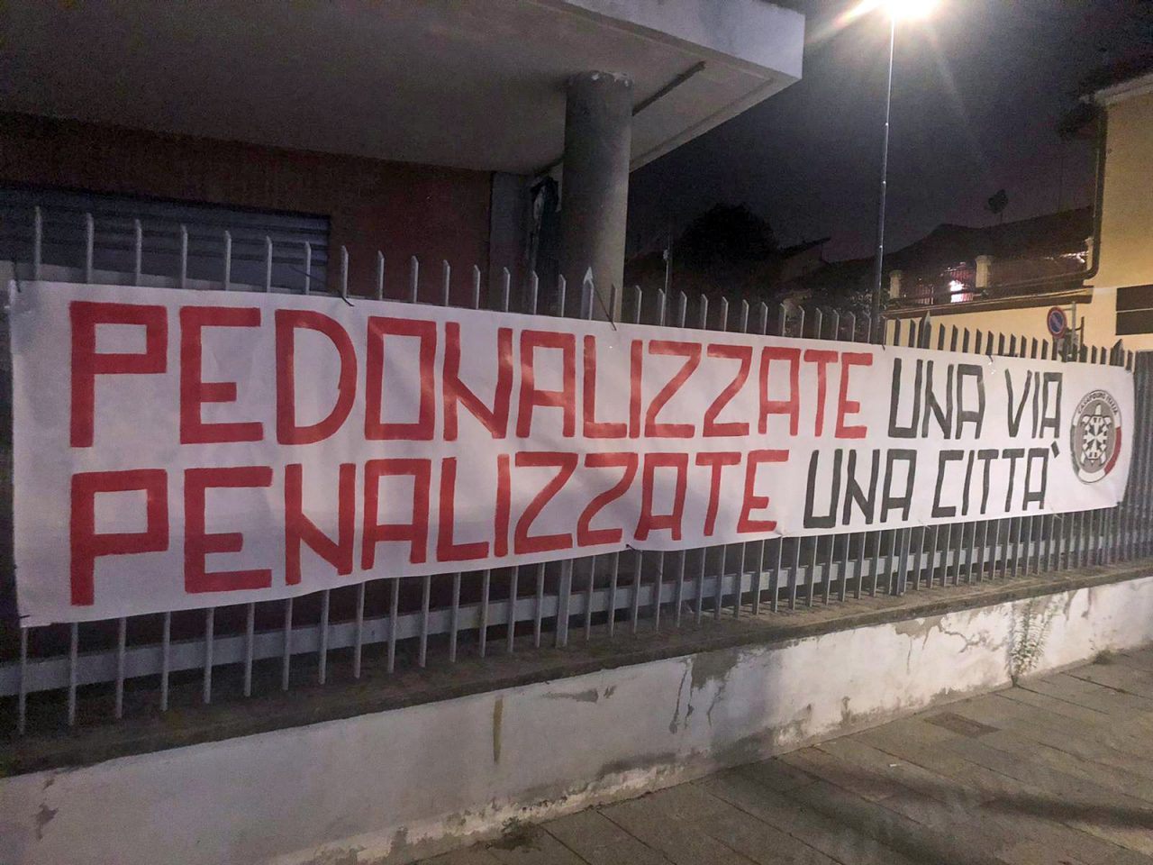 Striscione di CasaPound contro la nuova via Italia pedonale