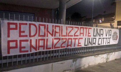 Striscione di CasaPound contro la nuova via Italia pedonale
