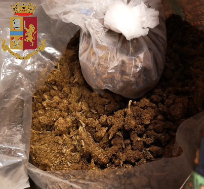 Avevano 8 chili di marijuana nascosti nell’armadio