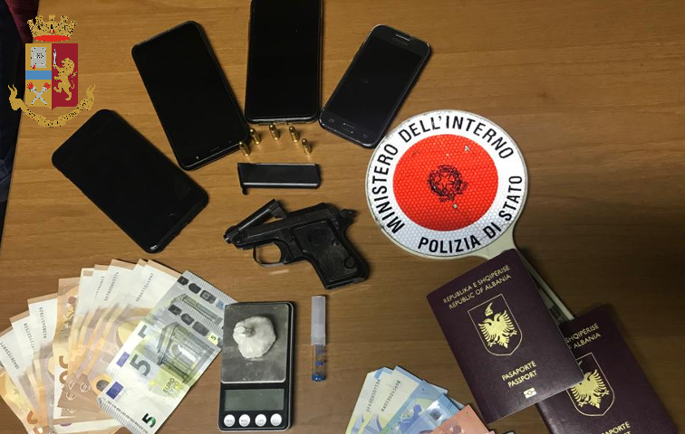 In casa avevano droga ed una pistola rubata nell’armadio