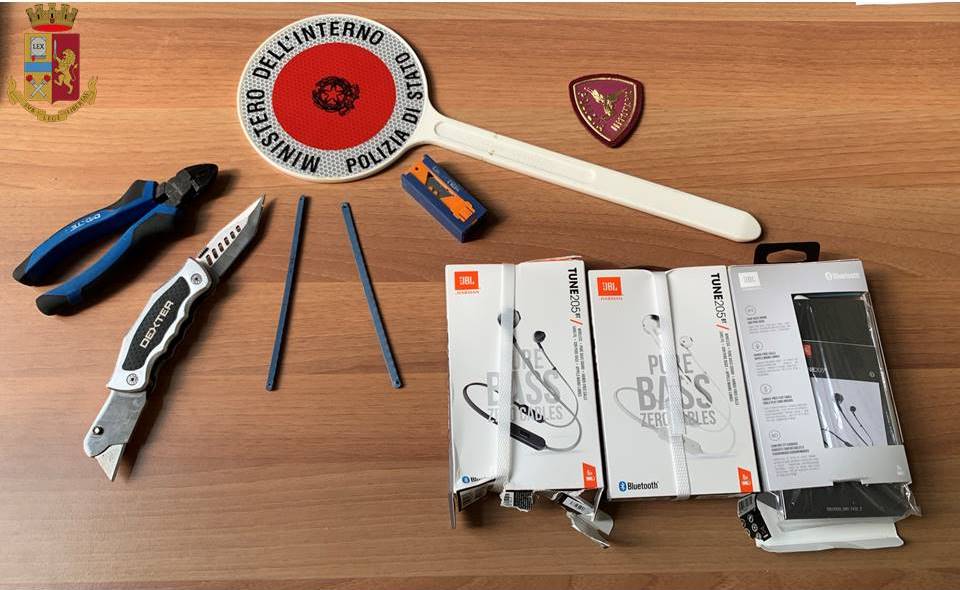 Furto aggravato in un negozio alla stazione: arrestato un uomo