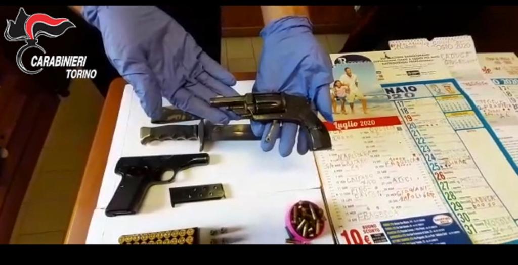 Armi, coltelli e contabilità da usuraio: insospettabile di 76 anni arrestato dai carabinieri IL VIDEO