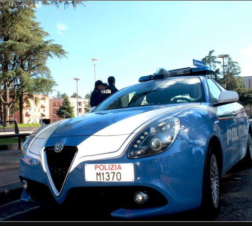 Ladro scoperto mentre rovista dentro un’auto. Tenta la fuga ma viene  bloccato