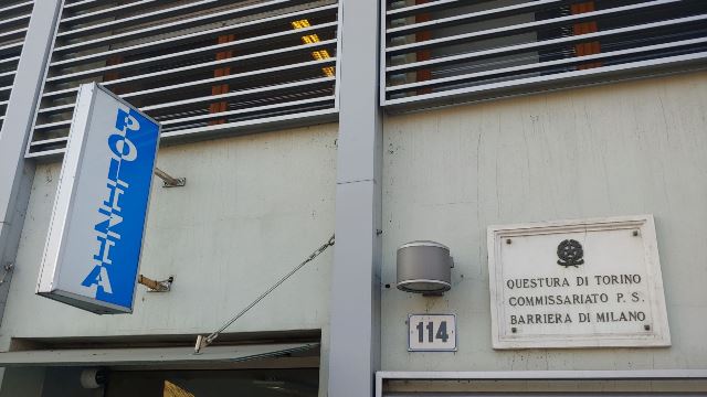 Aggredisce i poliziotti dopo essere stato fermato per un controllo