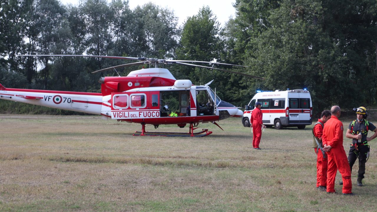 Sbalzato dalla bici sul sentiero, soccorso dall’elicottero dei vigili del fuoco e dal 118 FOTO e VIDEO